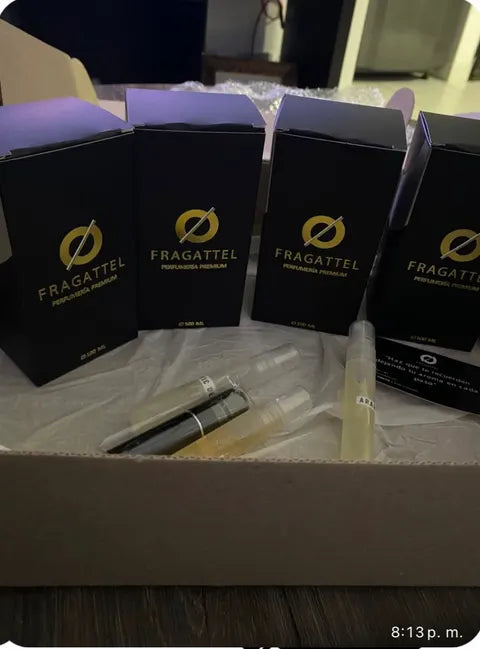 Cajas negras individuales con el logo dorado de Fragattel y decants