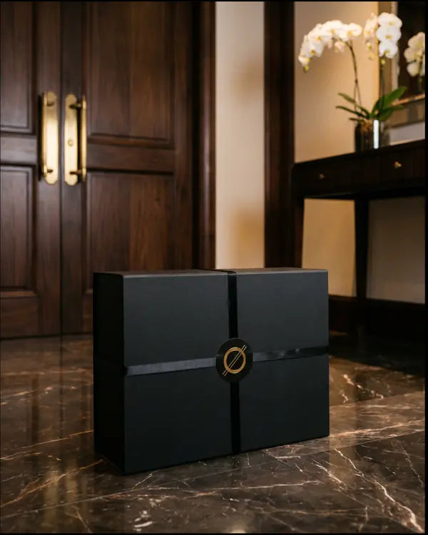 Caja negra de Fragattel entregada en el foyer de ascensor privado de un apartamento en Rosales, Bogotá