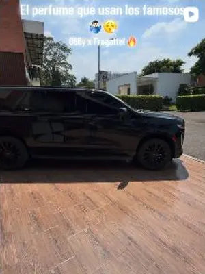 Camioneta negra con el texto «El perfume que usan los famosos»