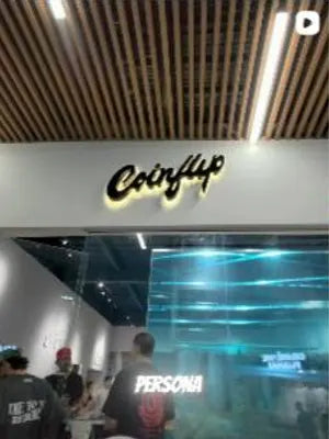 Fachada iluminada de la tienda Coinflip