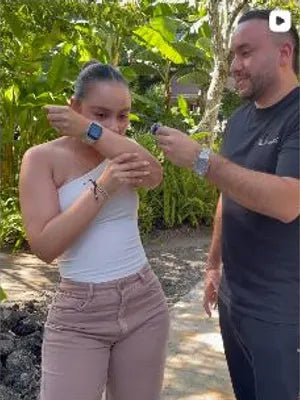 Pareja probando un perfume al aire libre