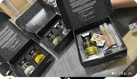 Cajas de kit abiertas con decants y la tarjeta O66Y